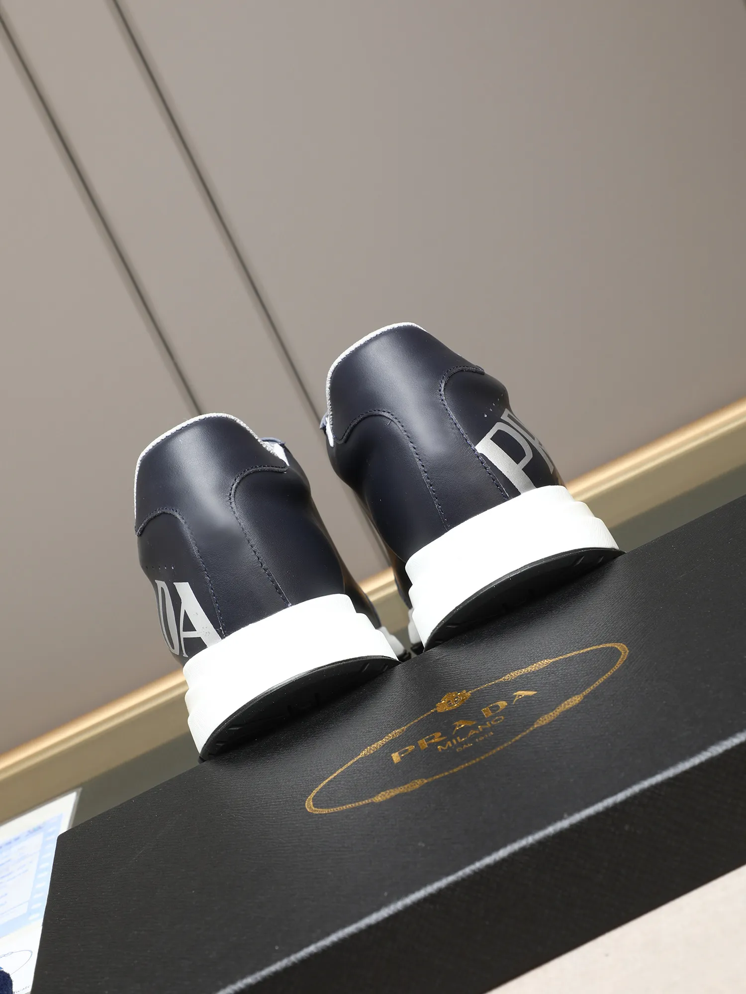 Men's shoes 💰460 PRADA's new model is on the market, the picture above is a must-sell! Fashionable casual men's shoes, trendy and versatile, relaxed and sporty style, imported cowhide leather uppers 3D printed and ultra-fine workmanship. Light and comfortable on the feet, available in 5 colors! 38-44(45 customized)